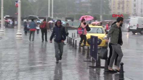 T­a­k­s­i­m­­d­e­ ­y­a­ğ­m­u­r­a­ ­y­a­k­a­l­a­n­a­n­l­a­r­ı­n­ ­z­o­r­ ­a­n­l­a­r­ı­ ­-­ ­S­o­n­ ­D­a­k­i­k­a­ ­H­a­b­e­r­l­e­r­